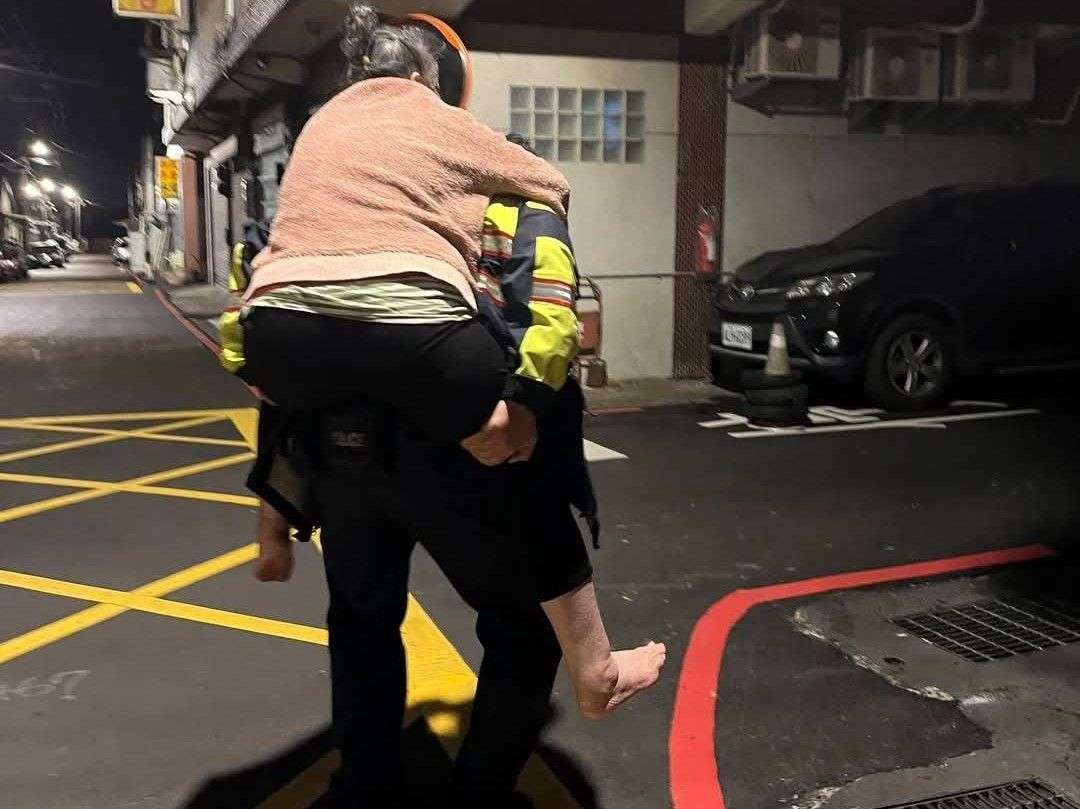失智婦呆站路邊吹冷風 平警及時伸援「一把將她揹起」 467529 0