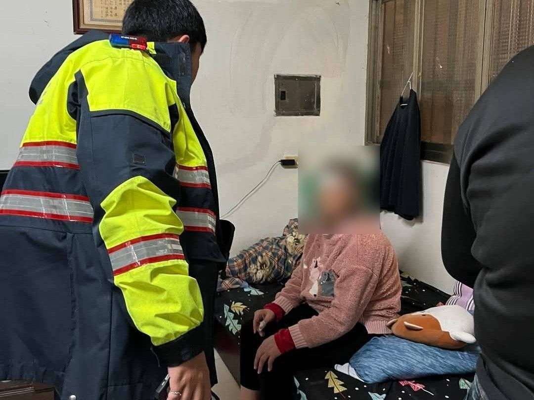 失智婦呆站路邊吹冷風 平警及時伸援「一把將她揹起」 467530 0
