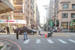 轎車無號誌路口釀禍 6旬婦慘遭撞倒地