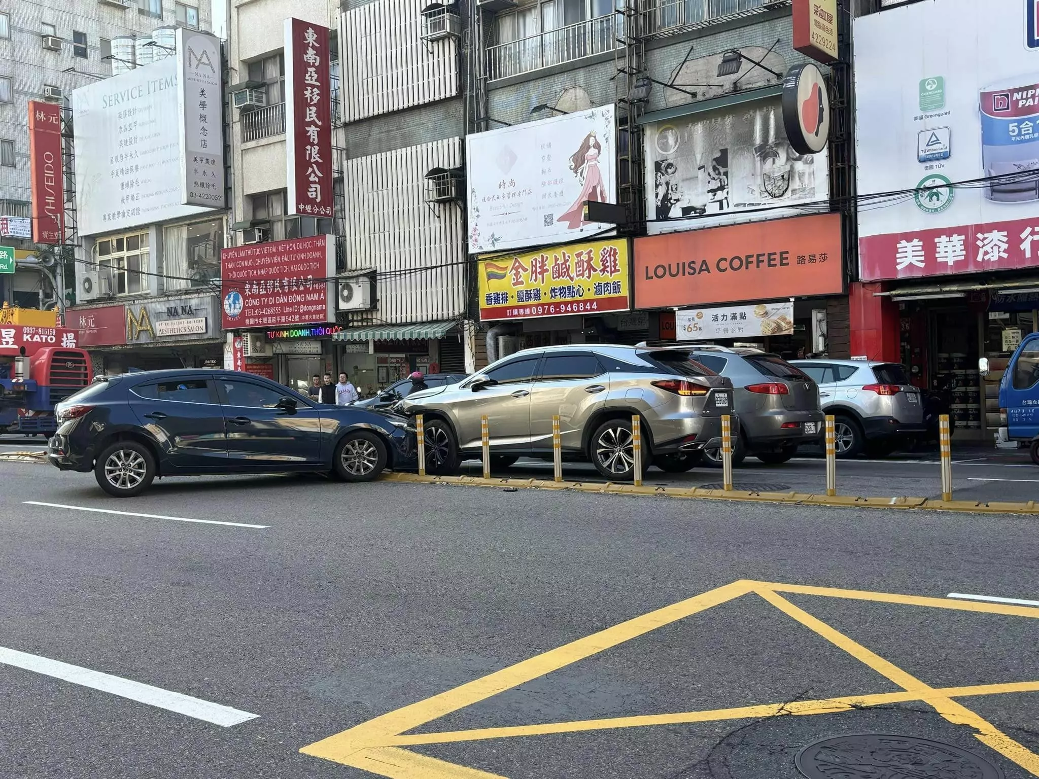 中壢自小客詭偏猛撞對向 1車停等紅燈慘遭波及 中壢自小客詭偏猛撞對向 1車停等紅燈慘遭波及