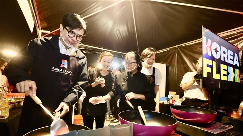 黑白大廚「學餐阿姨」來台 粉絲排隊搶吃辣炒豬肉