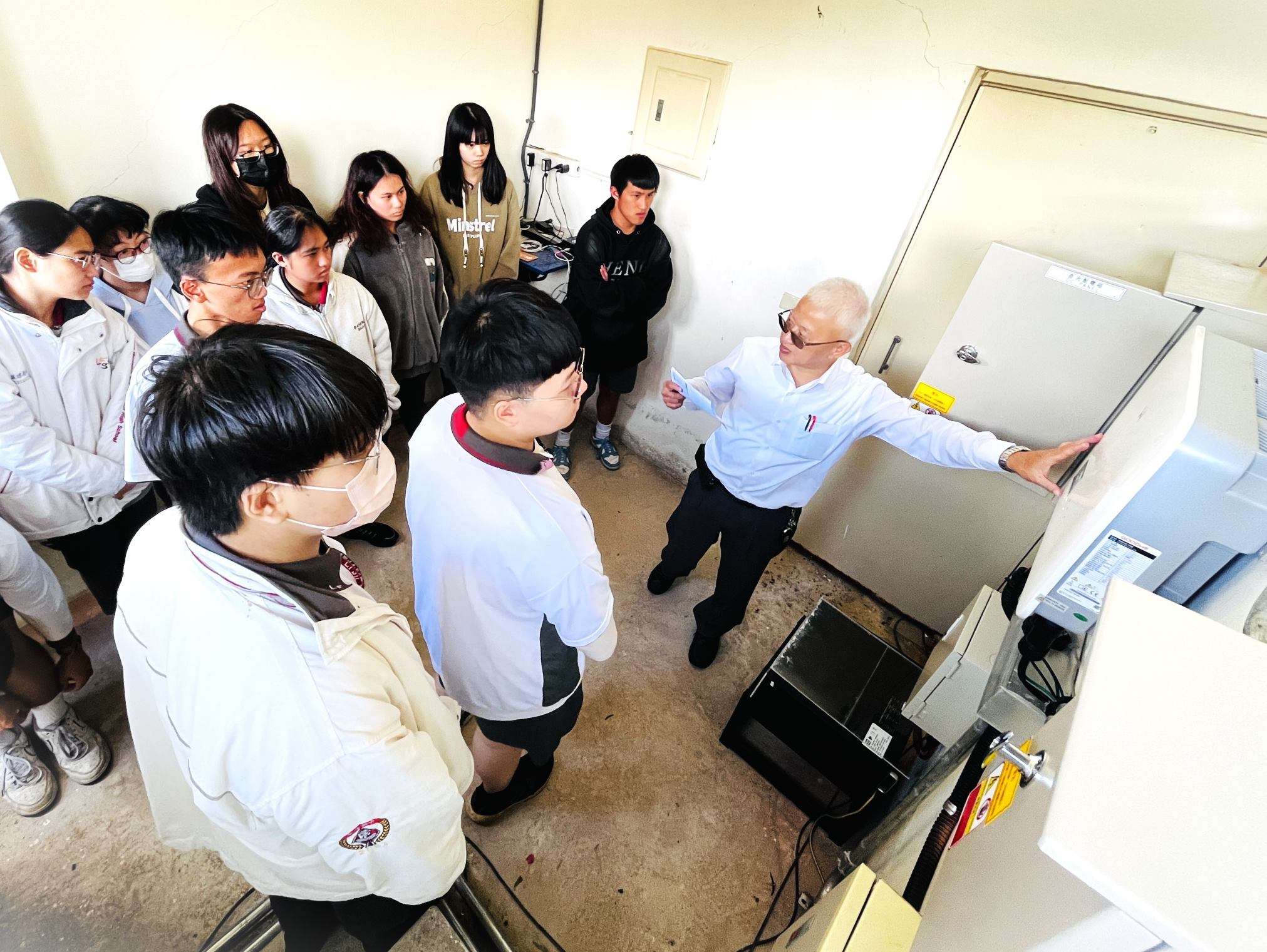 結合教育與防災 健行科大打造羅浮光電永續示範 5.2計畫團隊至羅浮高中導覽解說太陽光電示範系統原理及運作。