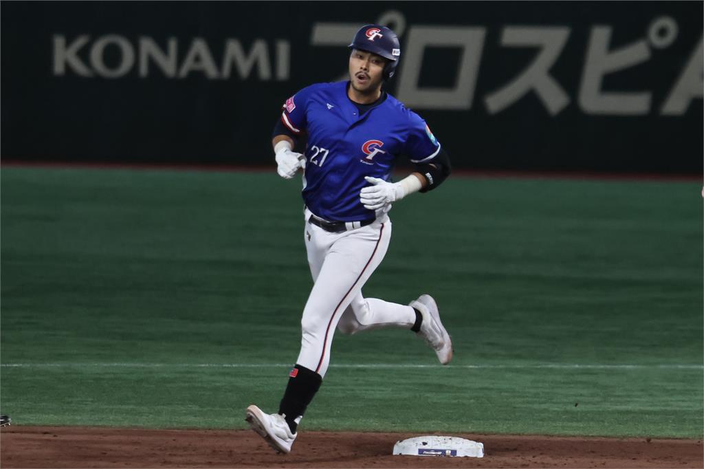 林家正感謝球迷支持 歡迎「家正婦」送這張紙