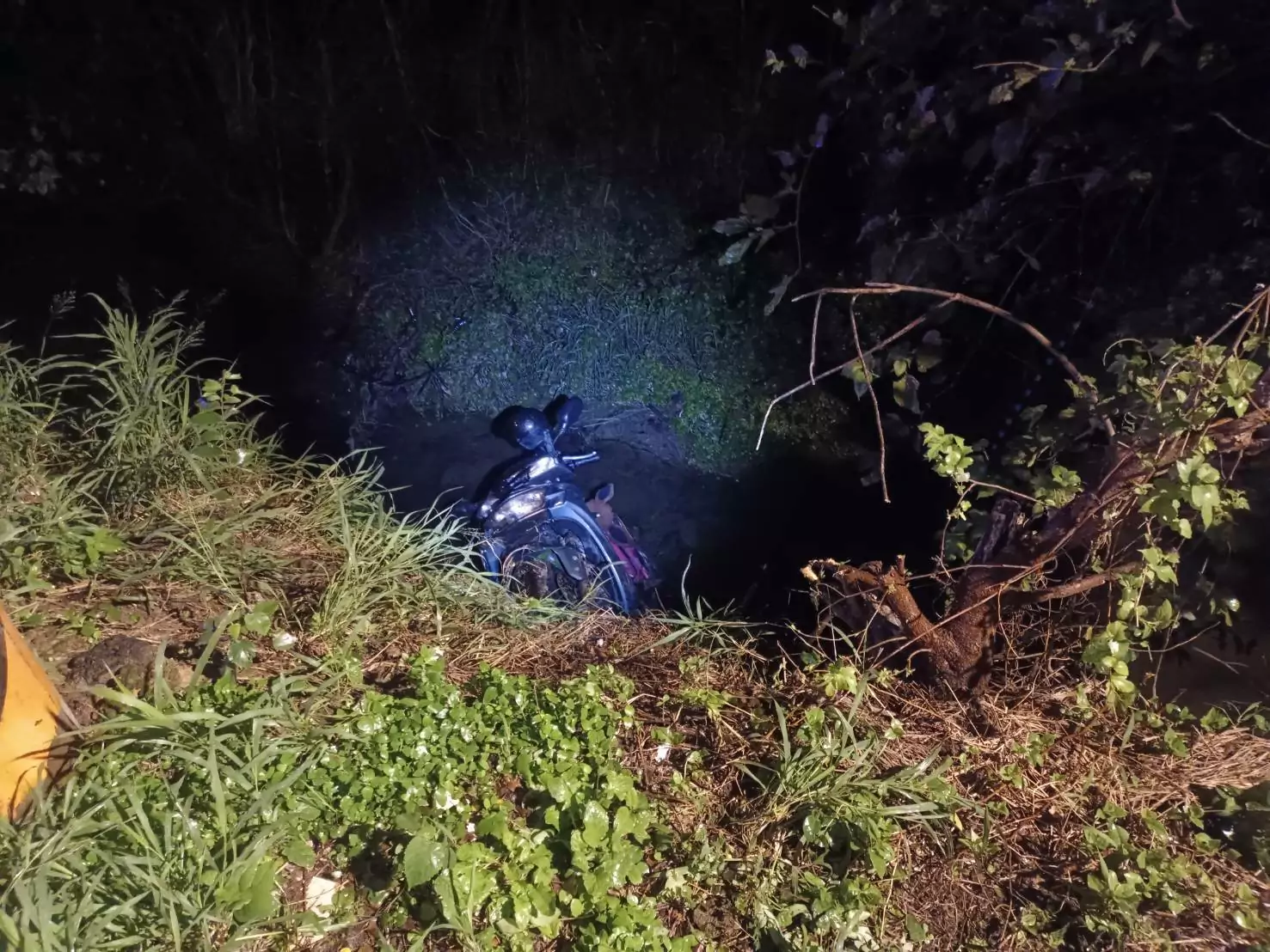 累過頭!外送員不慎「騎」進水溝 蘆竹警及時救援送返家 累過頭!外送員不慎「騎」進水溝 蘆竹警及時救援送返家