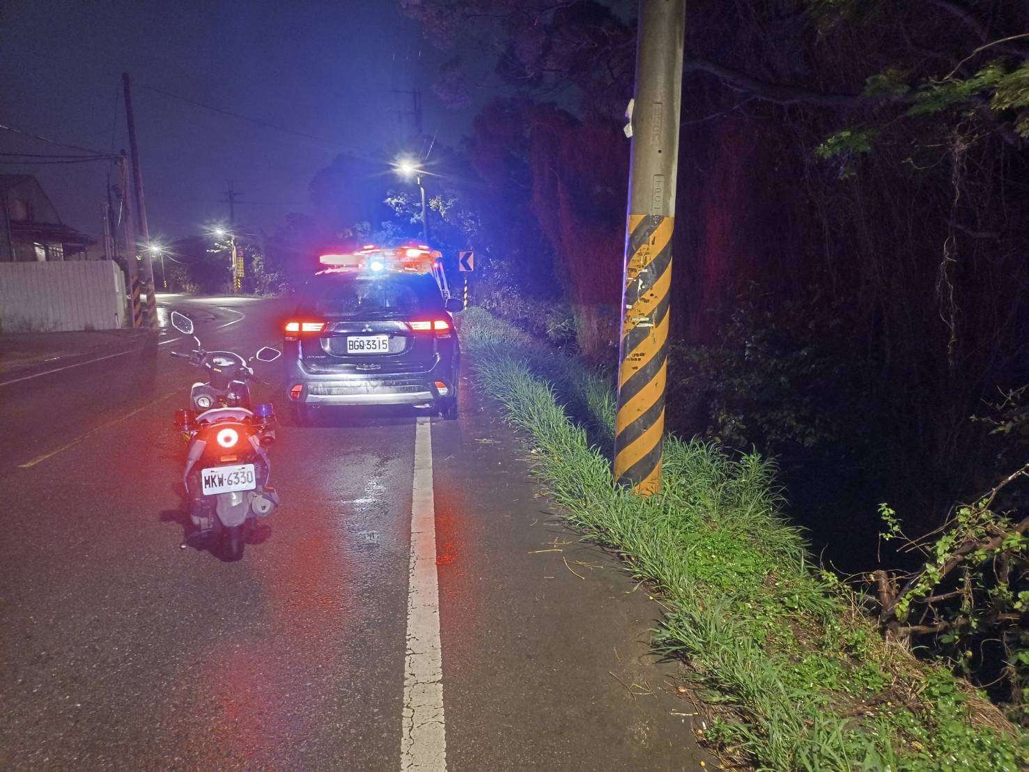 累過頭!外送員不慎「騎」進水溝 蘆竹警及時救援送返家 540053 0