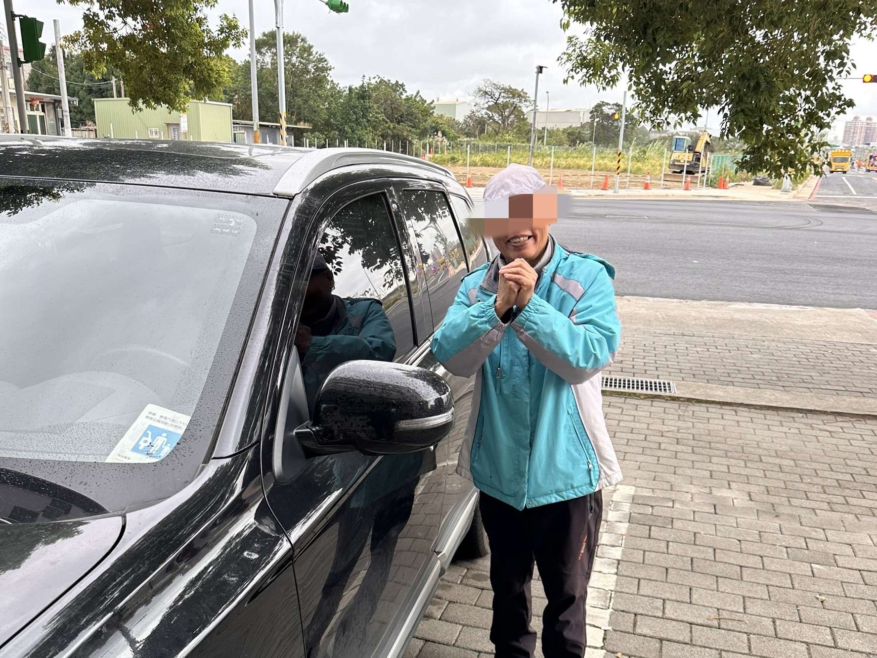 老翁寒冬獨走街頭 壢警暖心助團圓 54465 1