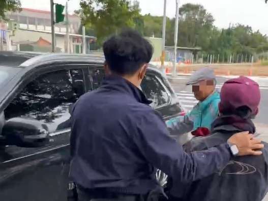 老翁寒冬獨走街頭 壢警暖心助團圓 54465 3