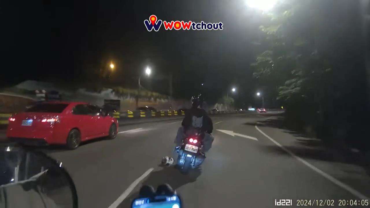【有片】驚險!寵物犬跳下機車 後方騎士差點撞上 545445