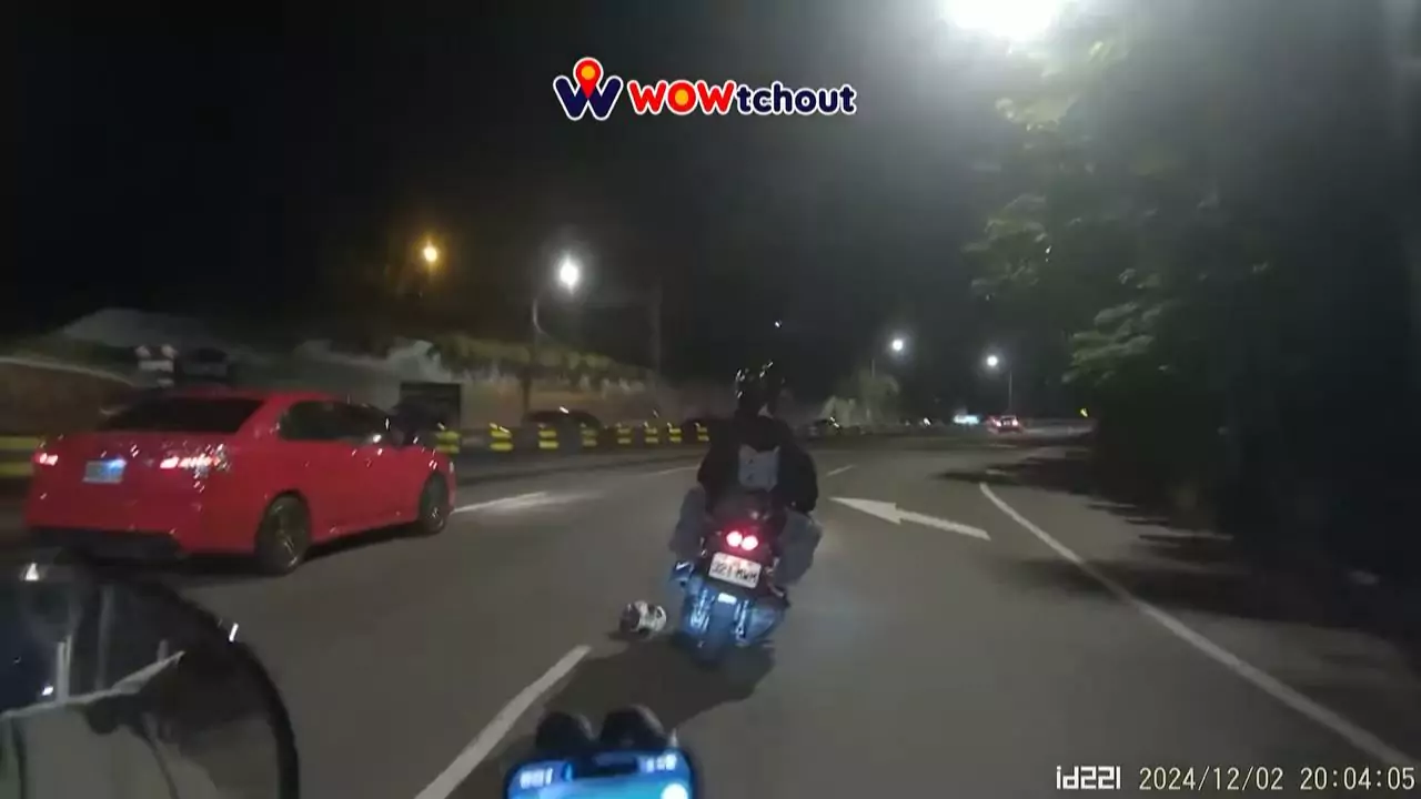 【有片】驚險!寵物犬跳下機車 後方騎士差點撞上 【有片】驚險!寵物犬跳下機車 後方騎士差點撞上