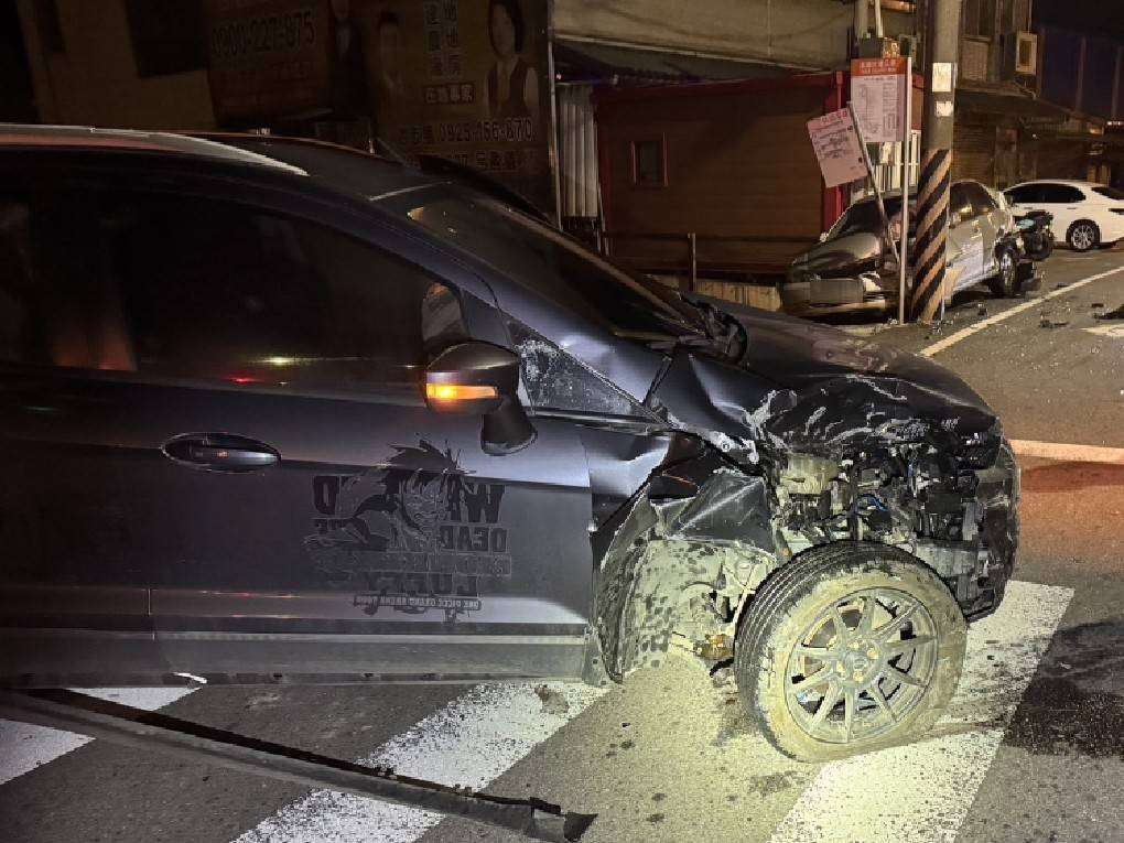 酒駕釀禍!蘆竹男自撞路旁轎車 2車慘成廢鐵 552322