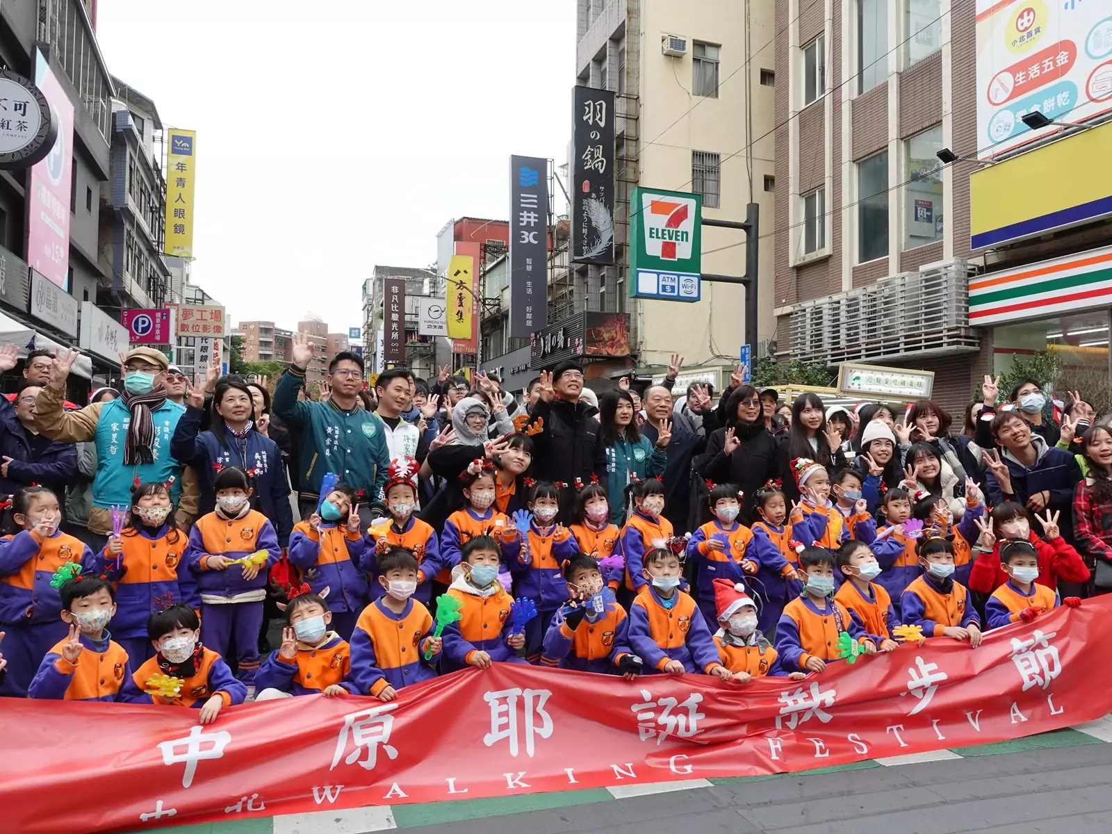 中原耶誕散步節登場 校門前封街展現人本交通願景 中原耶誕散步節登場 校門前封街展現人本交通願景