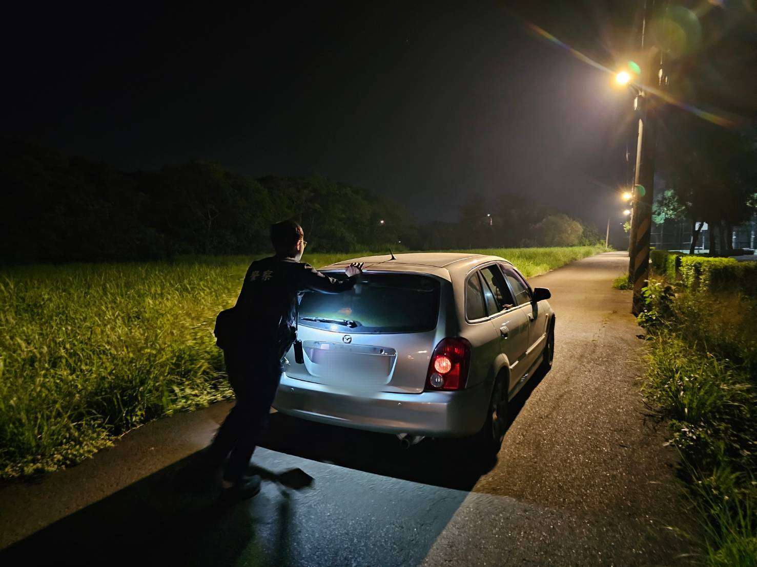 轎車拋錨卡路中好無助 八德警熱心伸援解圍 705322 0