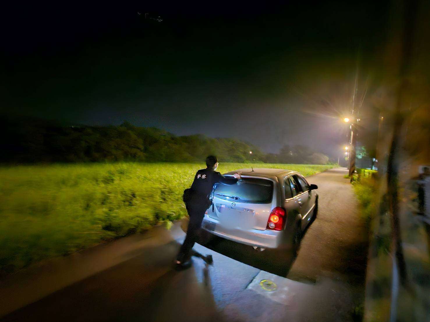 轎車拋錨卡路中好無助 八德警熱心伸援解圍 705323 0