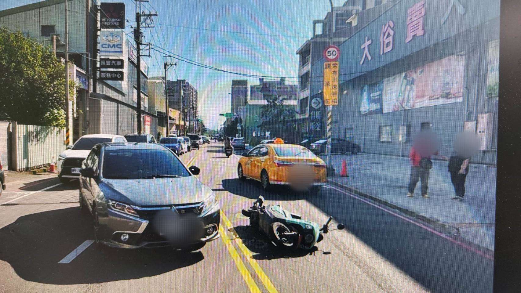 【有片】準備切入偏心左轉道 汽、機車秒發生碰撞 705424 0