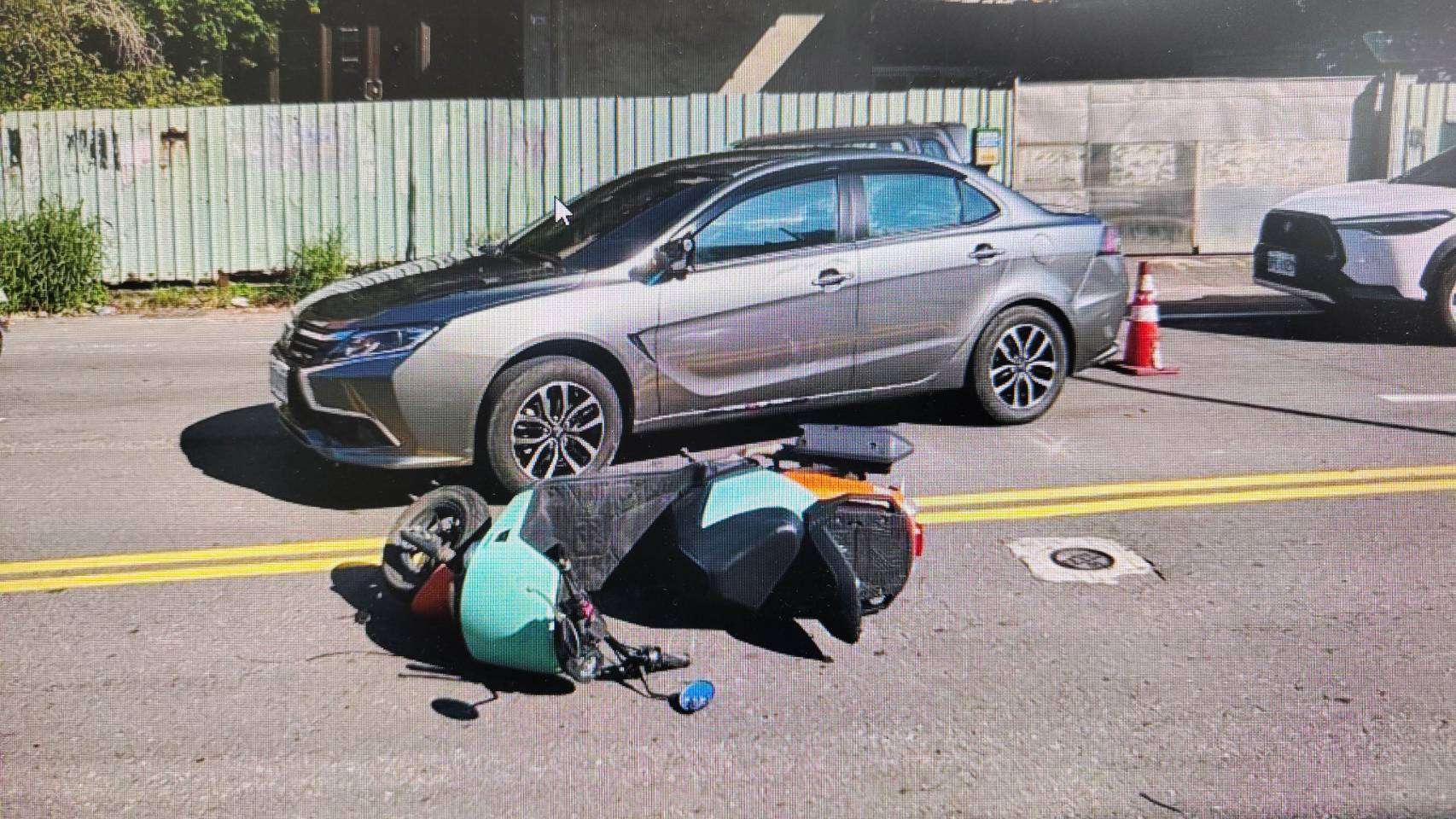 【有片】準備切入偏心左轉道 汽、機車秒發生碰撞 705425 0
