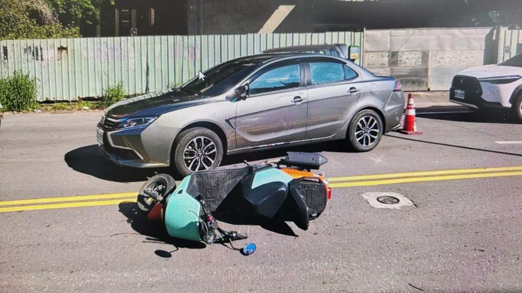 【有片】準備切入偏心左轉道 汽、機車秒發生碰撞 705425 0
