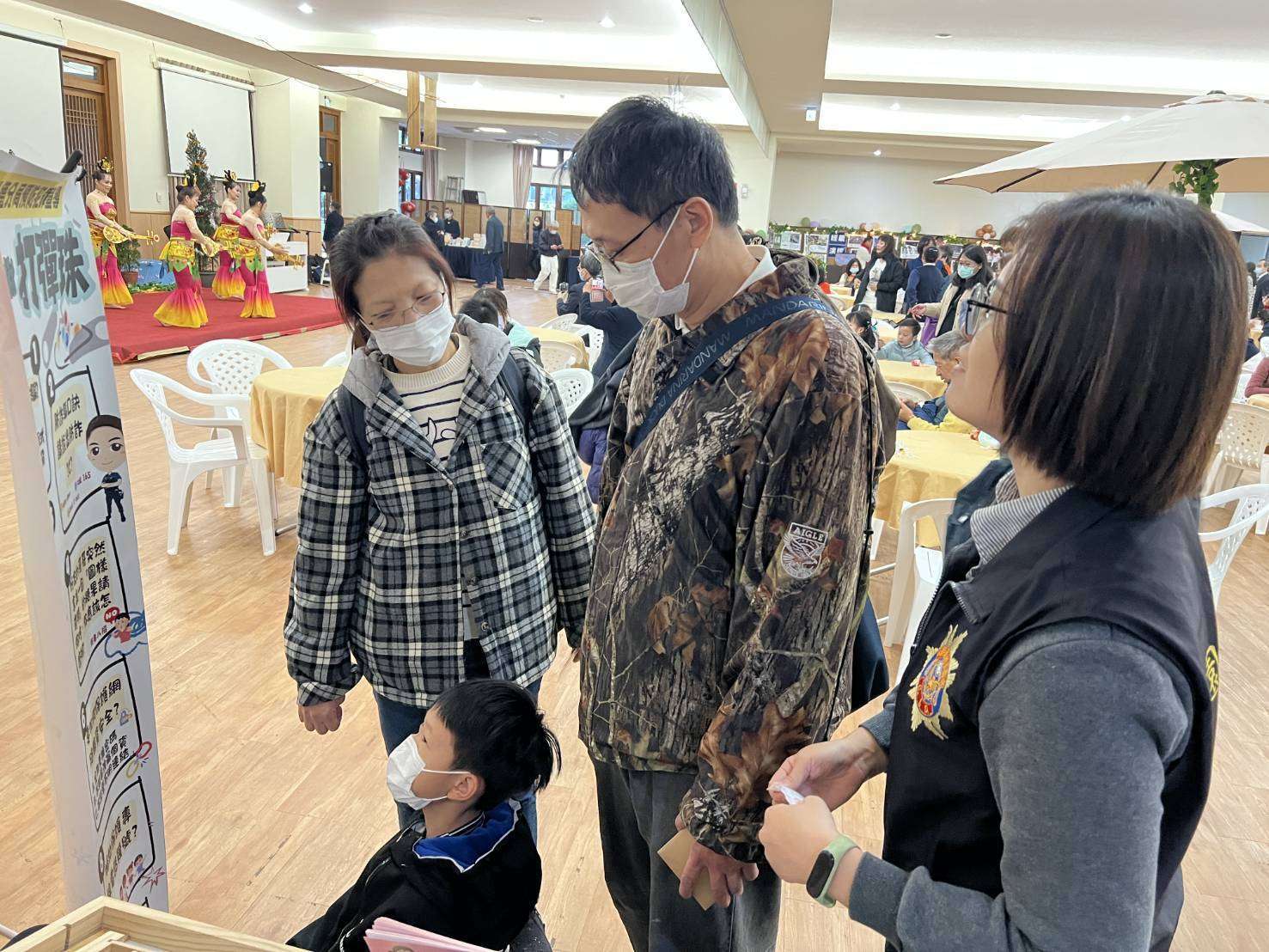 八德警前進慈濟靜思堂歲末祝福活動 提升民眾反詐、識毒觀念 711363 0