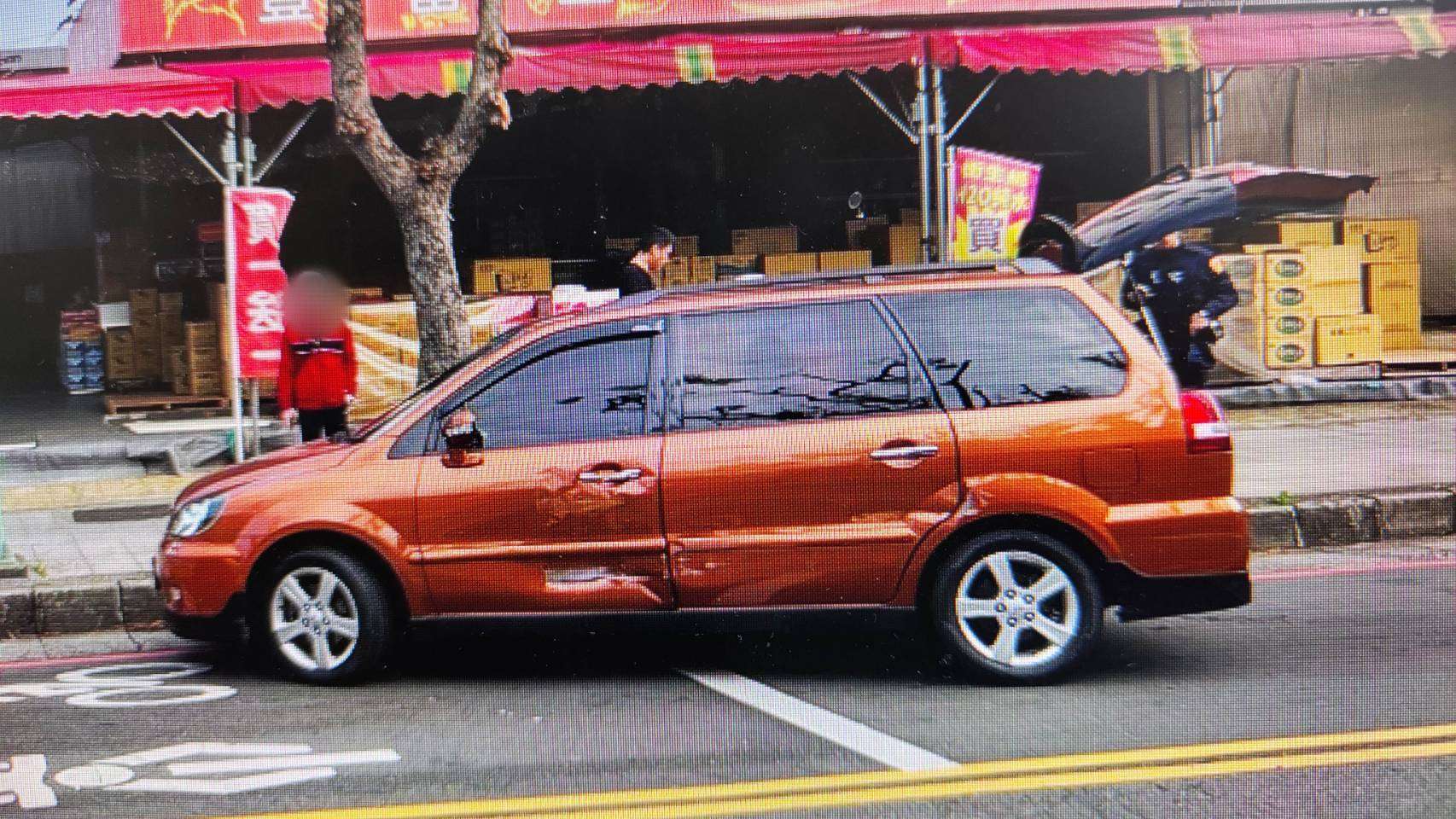 【有片】忘拉手剎車!垃圾車「倒退嚕」擦撞自小客 駕駛急追 718058 0