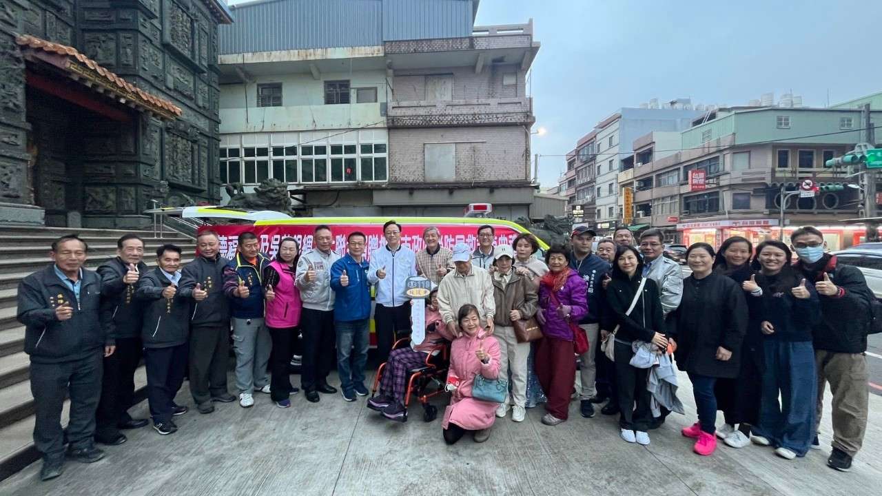 桃園草漯迎新式救護車 老校長吳德福子女傳承公益精神 LINE ALBUM 1131226 救護車捐贈 241226 3
