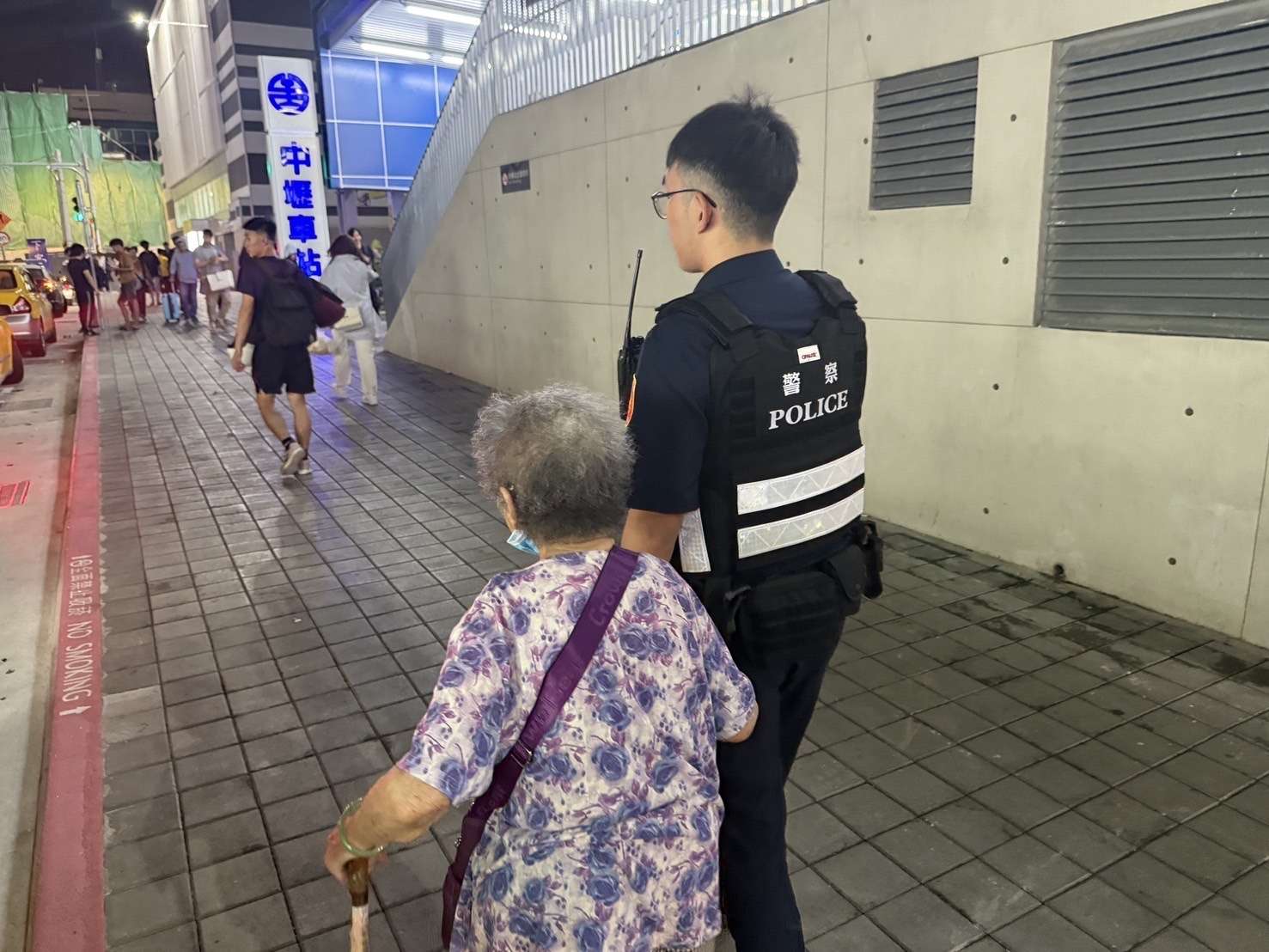 忘路不怕!9旬嬤散步迷途 壢警「熟面孔」助返家 S 10911753 0