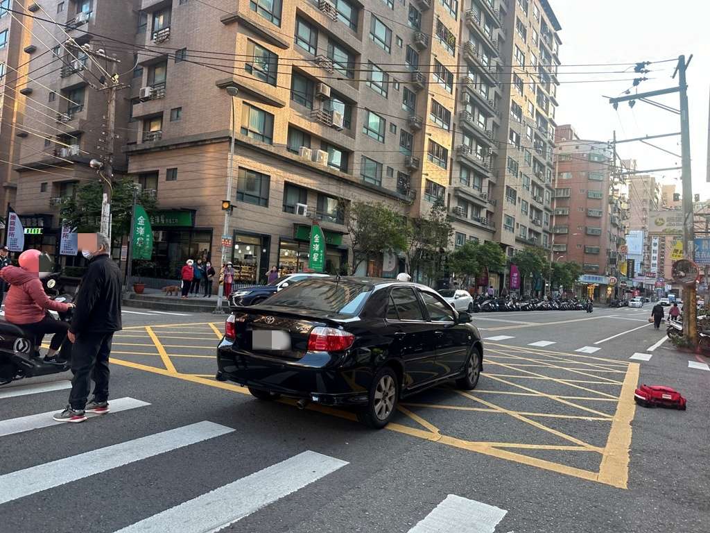 轎車無號誌路口釀禍 6旬婦慘遭撞倒地 S 10969138 0