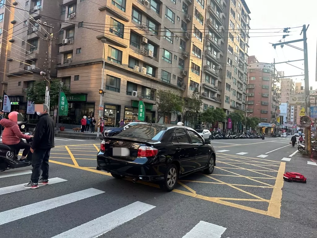 轎車無號誌路口釀禍 6旬婦慘遭撞倒地 S 10969138 0