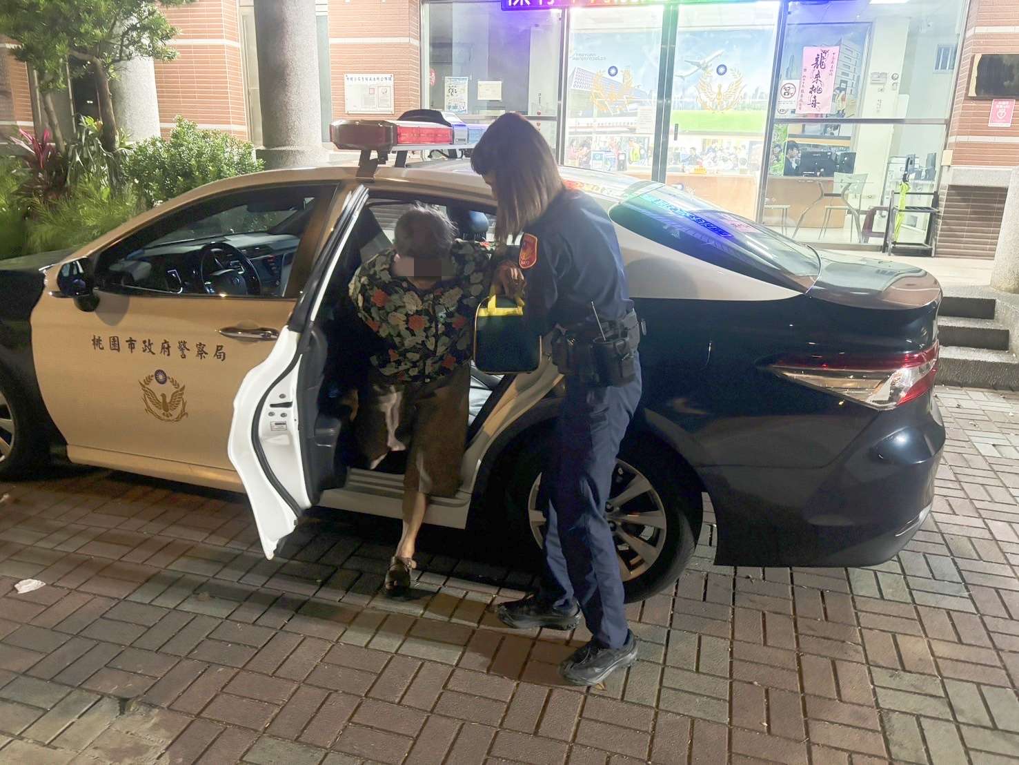 三重婦騎車迷途到桃園 壢警暖心送返家 S 11026436 0