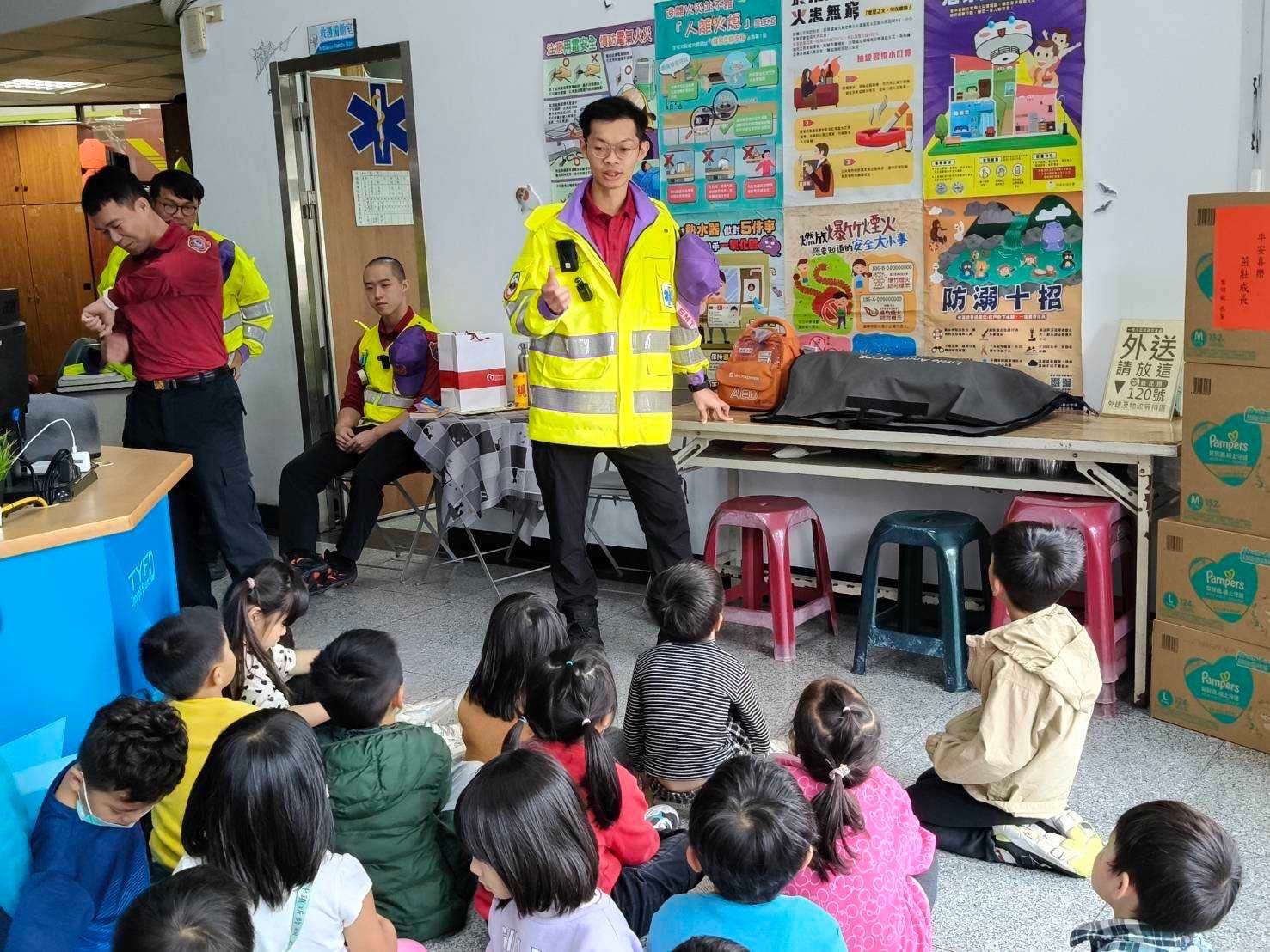 桃消中壢分隊舉辦消防體驗 幼兒園學童滿載而歸 S 11722904 0