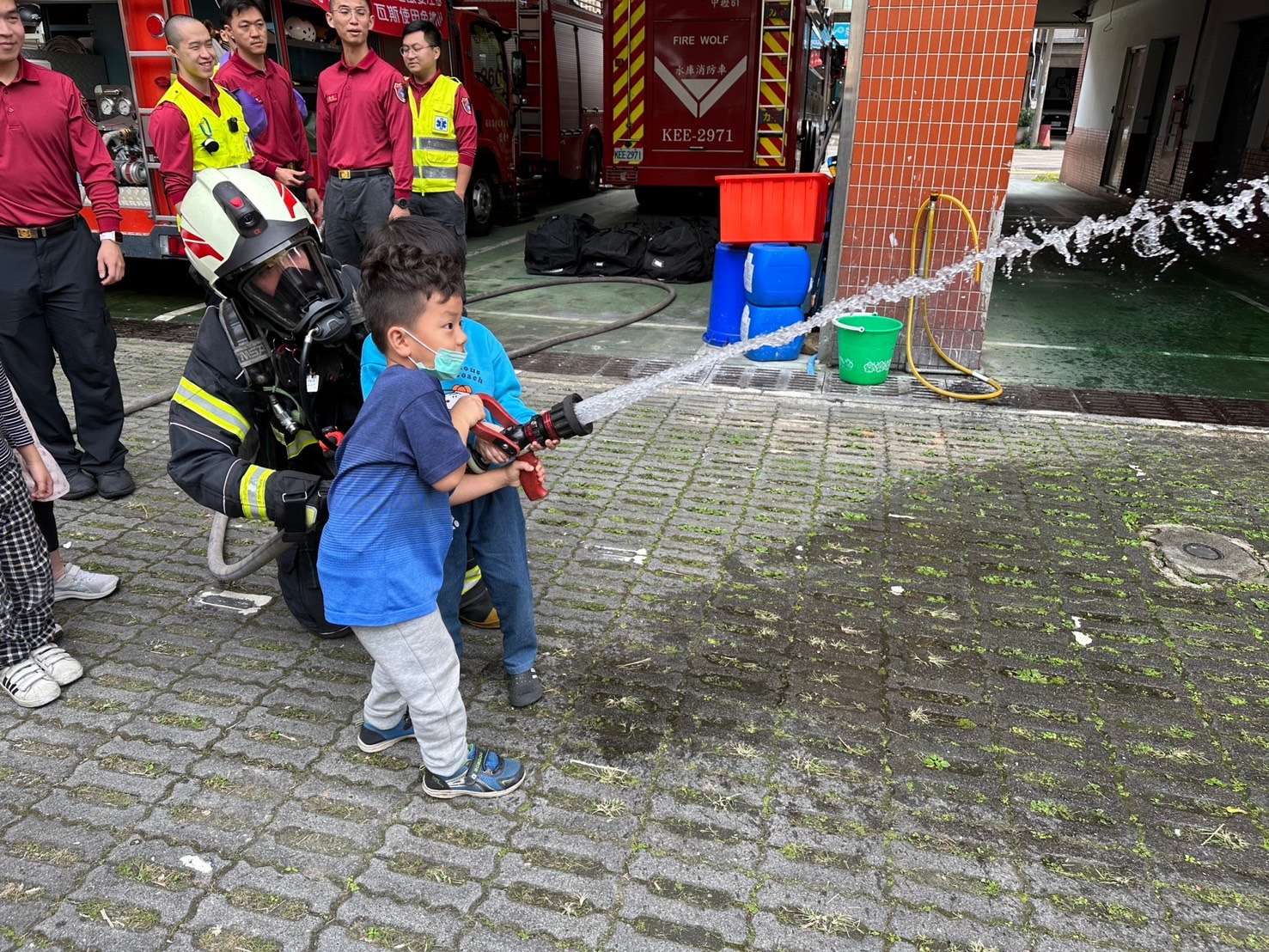桃消中壢分隊舉辦消防體驗 幼兒園學童滿載而歸 S 11722906 0