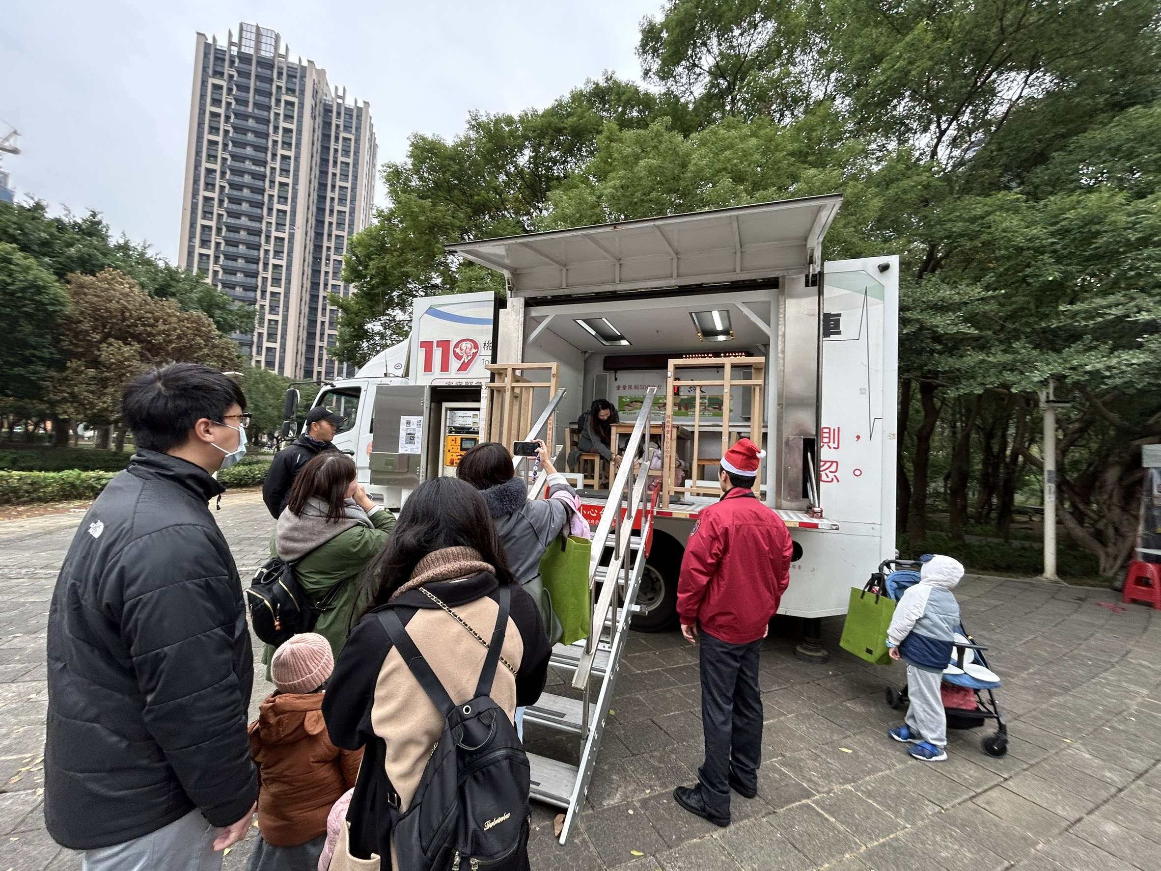 桃園消防分隊前進福倉家族公益生活節 強化民眾防災知識 S 13590784 0