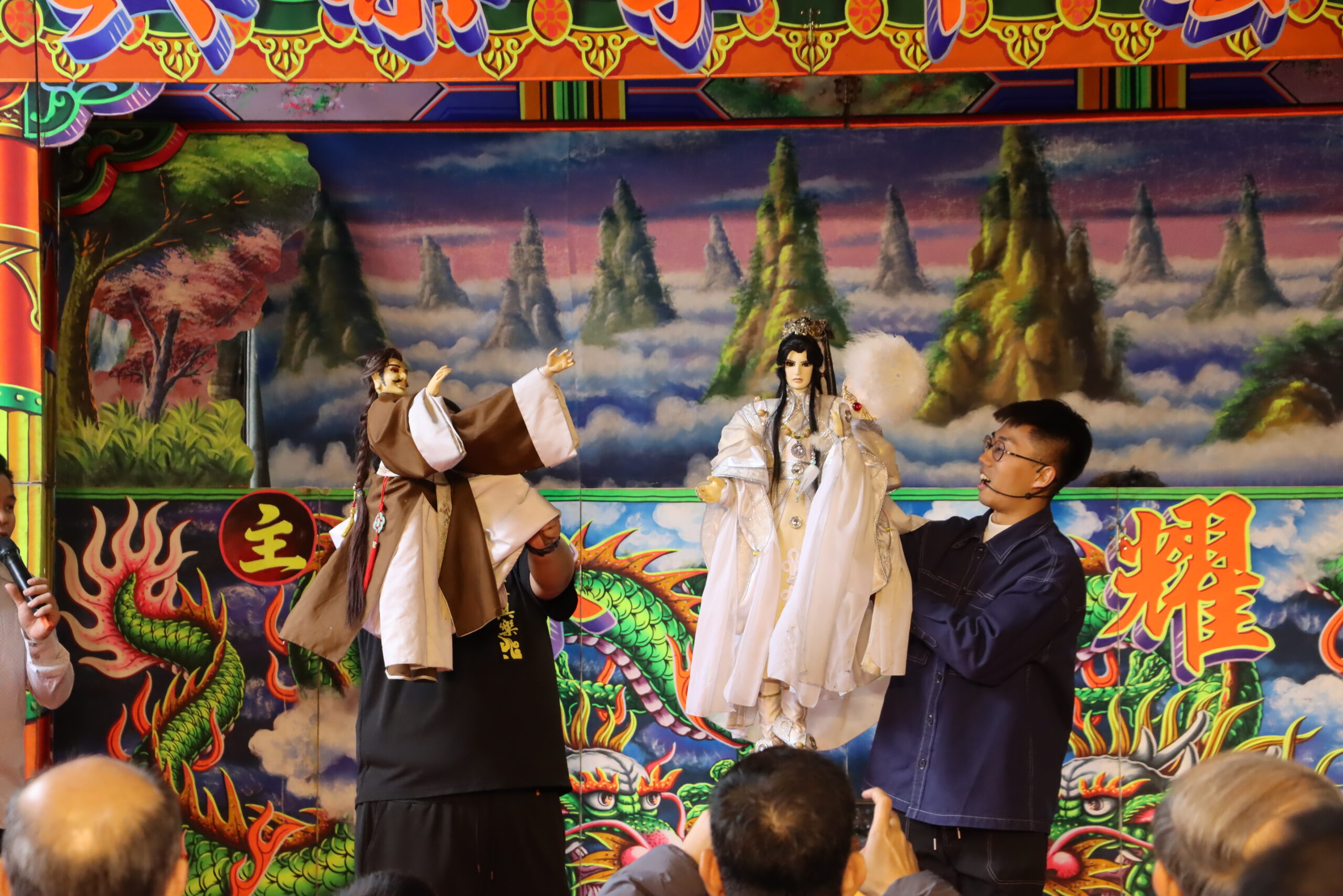 桃園土地公文化館特展開幕 揭開戲台彩繪藝師面紗 S 154124357 0 scaled