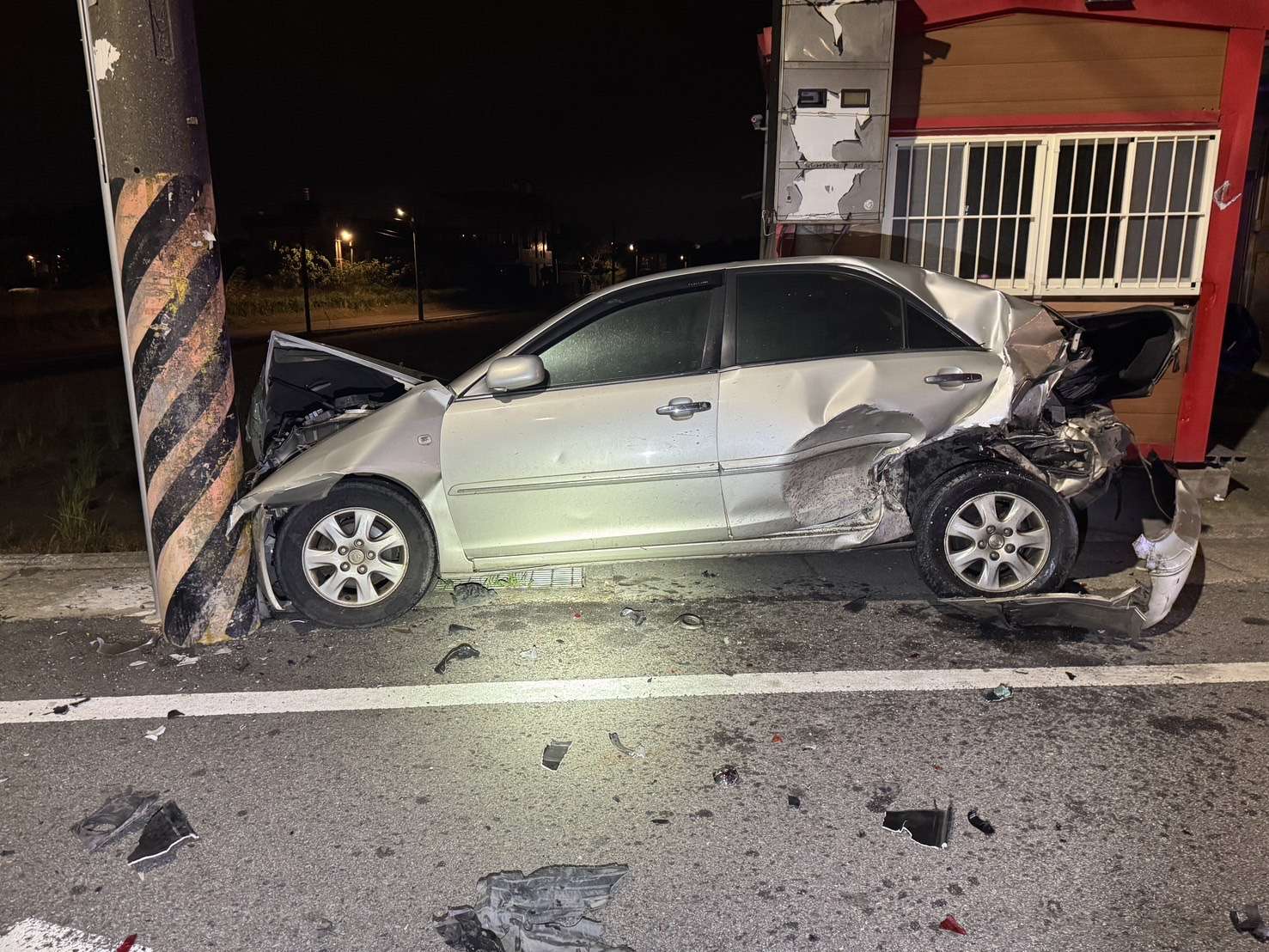 酒駕釀禍!蘆竹男自撞路旁轎車 2車慘成廢鐵 S 17686593