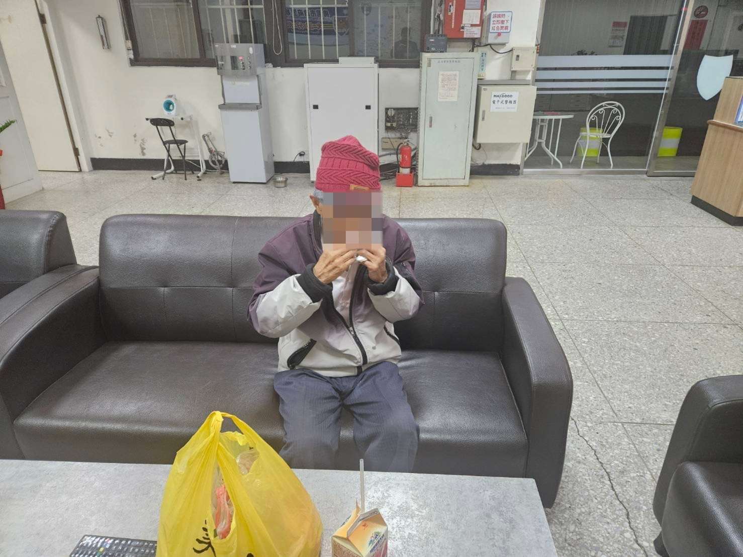 老翁深夜超商前徘徊 大溪警靠他身上「這物」助返家 S 225042440