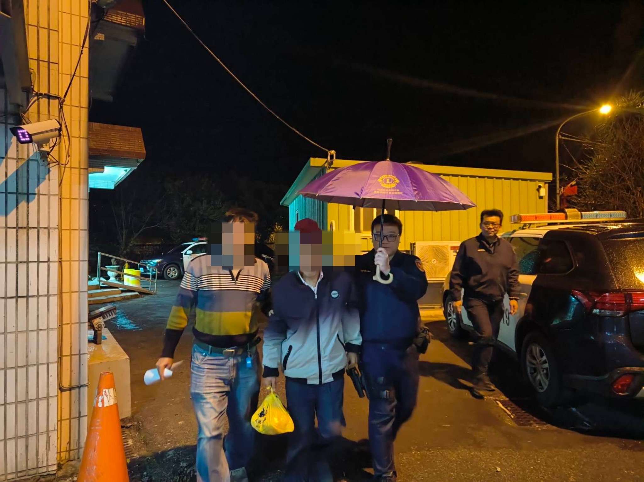 老翁深夜超商前徘徊 大溪警靠他身上「這物」助返家 S 225042446