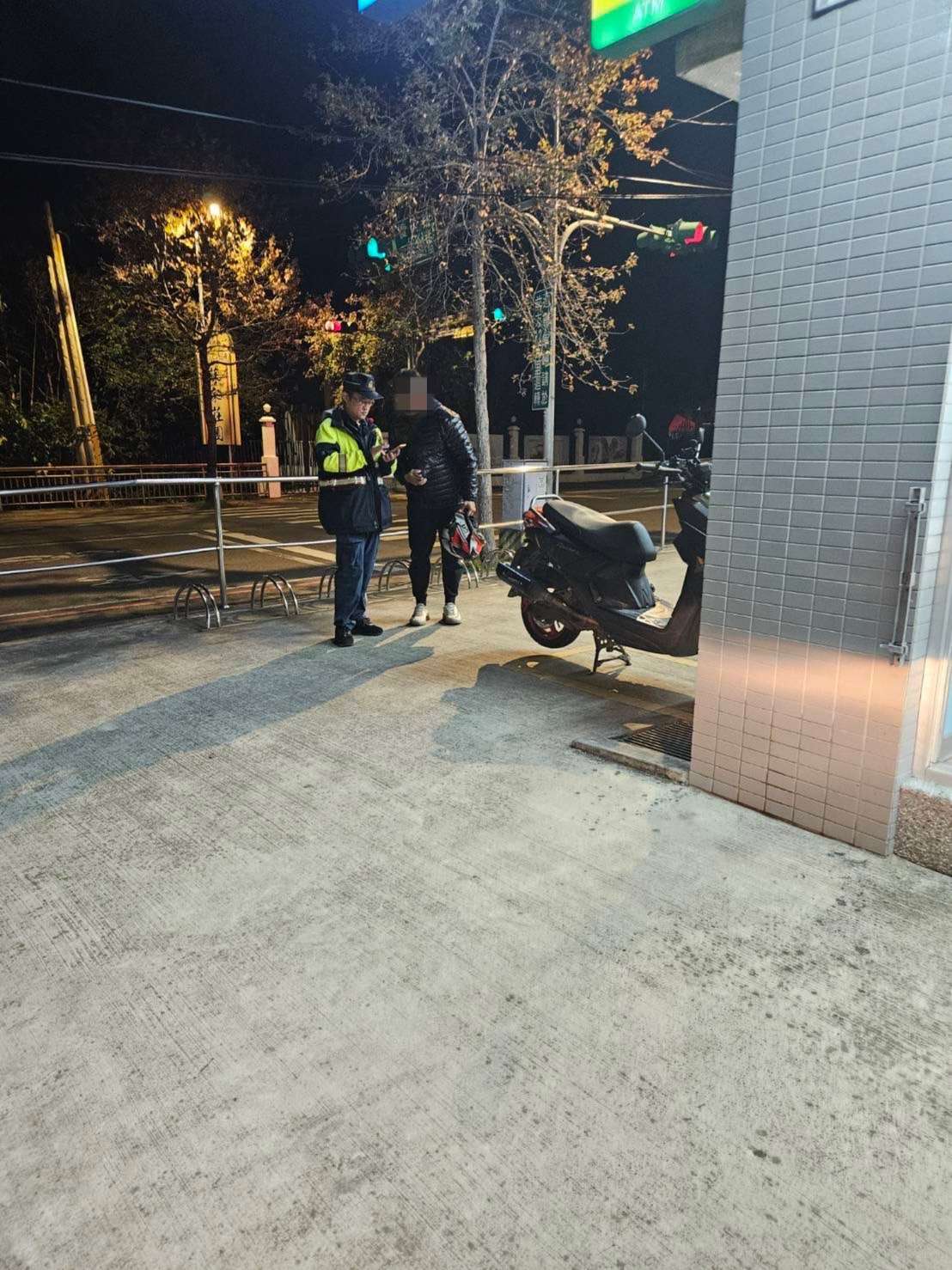 深夜機車爆胎困郊外 大溪警及時伸援解圍 S 229703691 0