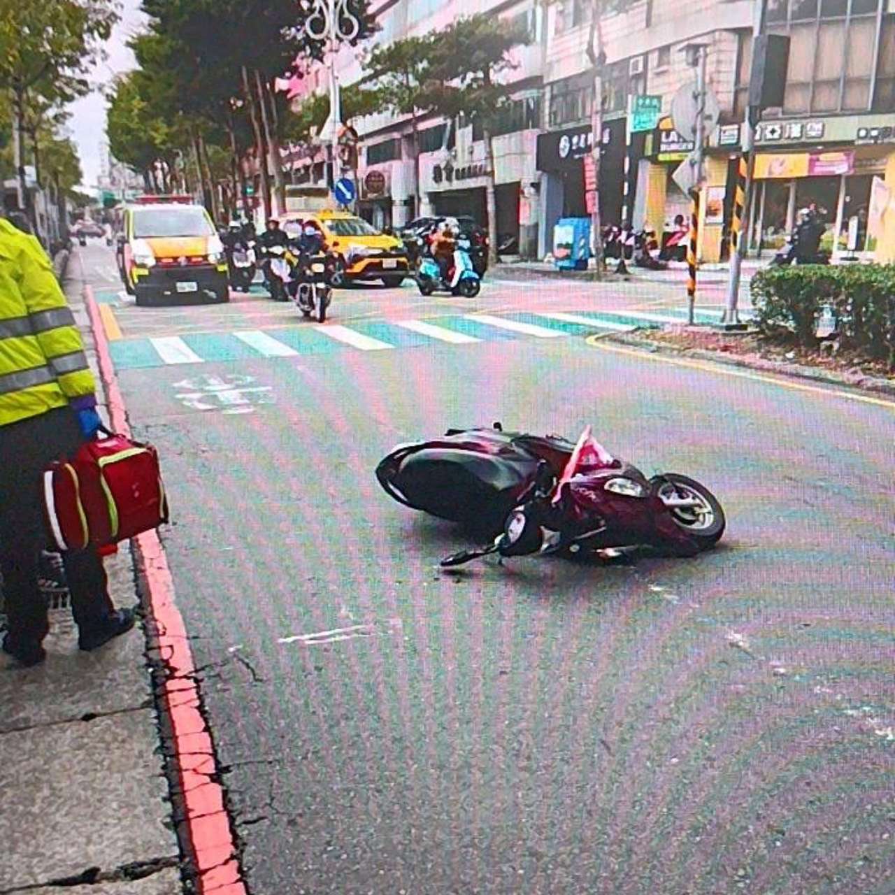 【有片】桃園女騎士疑未禮讓行人 擦撞後機車倒地雙雙受傷 S 25042990 0