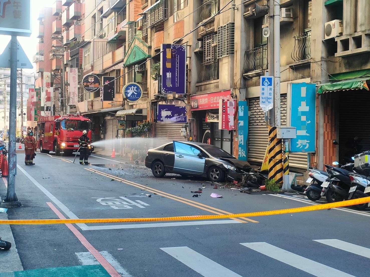 瓦斯外洩!車禍不慎撞管線 桃消緊急到場灑水防護 S 2638019 0