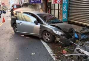 瓦斯外洩！車禍不慎撞管線 桃消緊急到場灑水防護