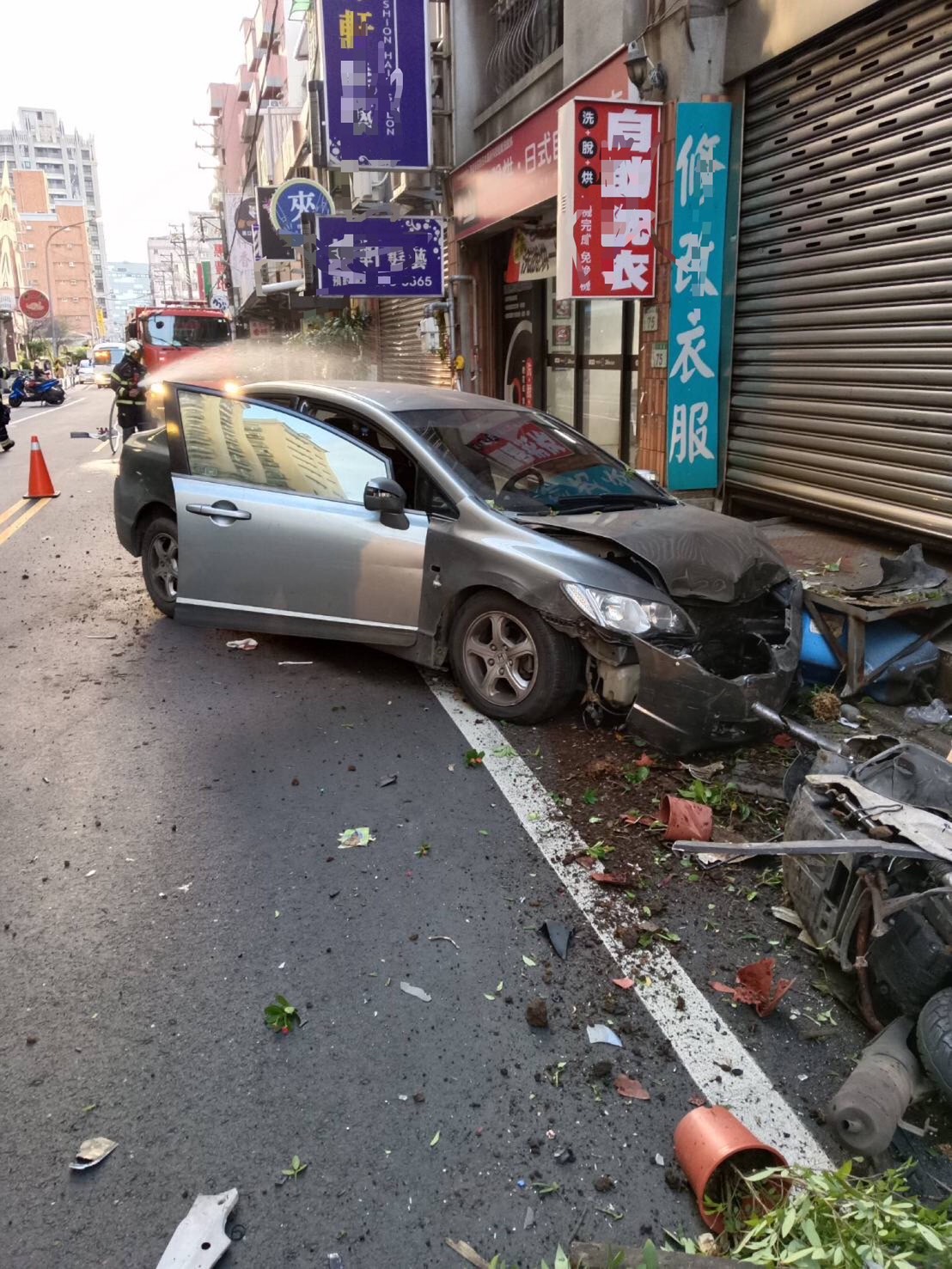 瓦斯外洩!車禍不慎撞管線 桃消緊急到場灑水防護 S 2638022 0