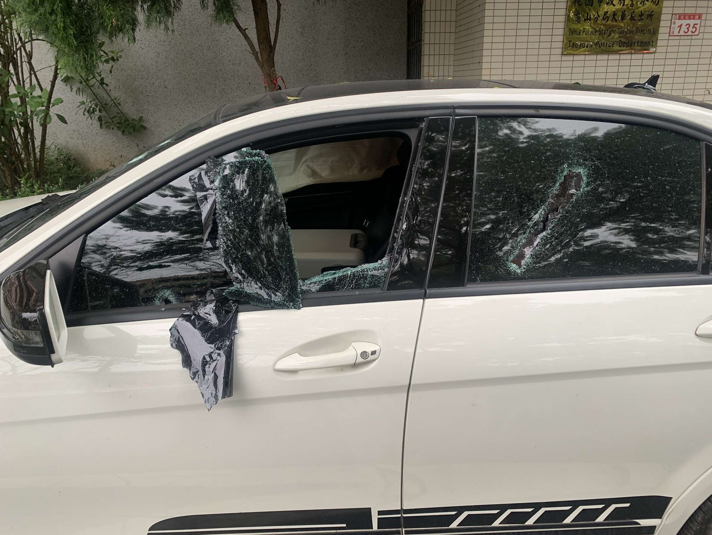 龜山毒品通緝犯逃逸自撞安全島落網 警方查獲海洛因與喪屍菸彈 S 370786339