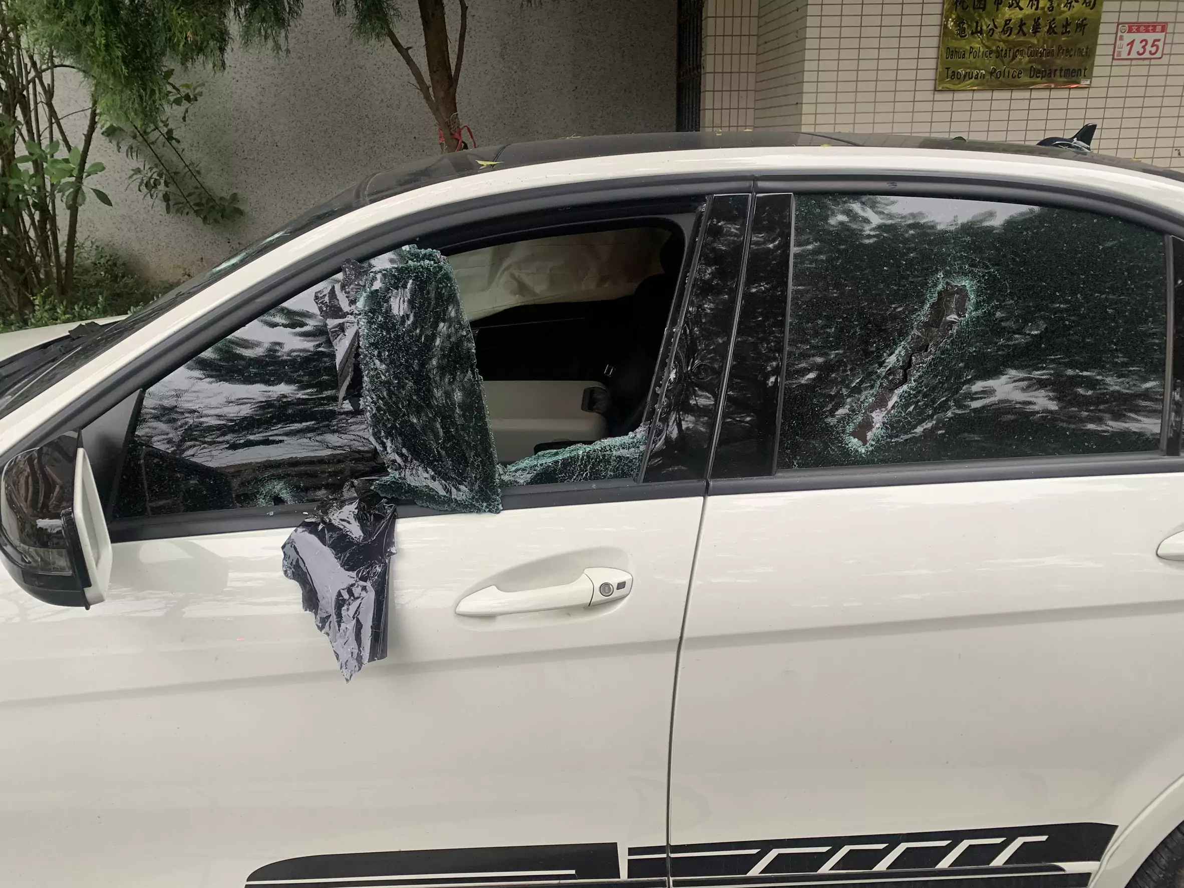 龜山毒品通緝犯逃逸自撞安全島落網 警方查獲海洛因與喪屍菸彈 S 370786339
