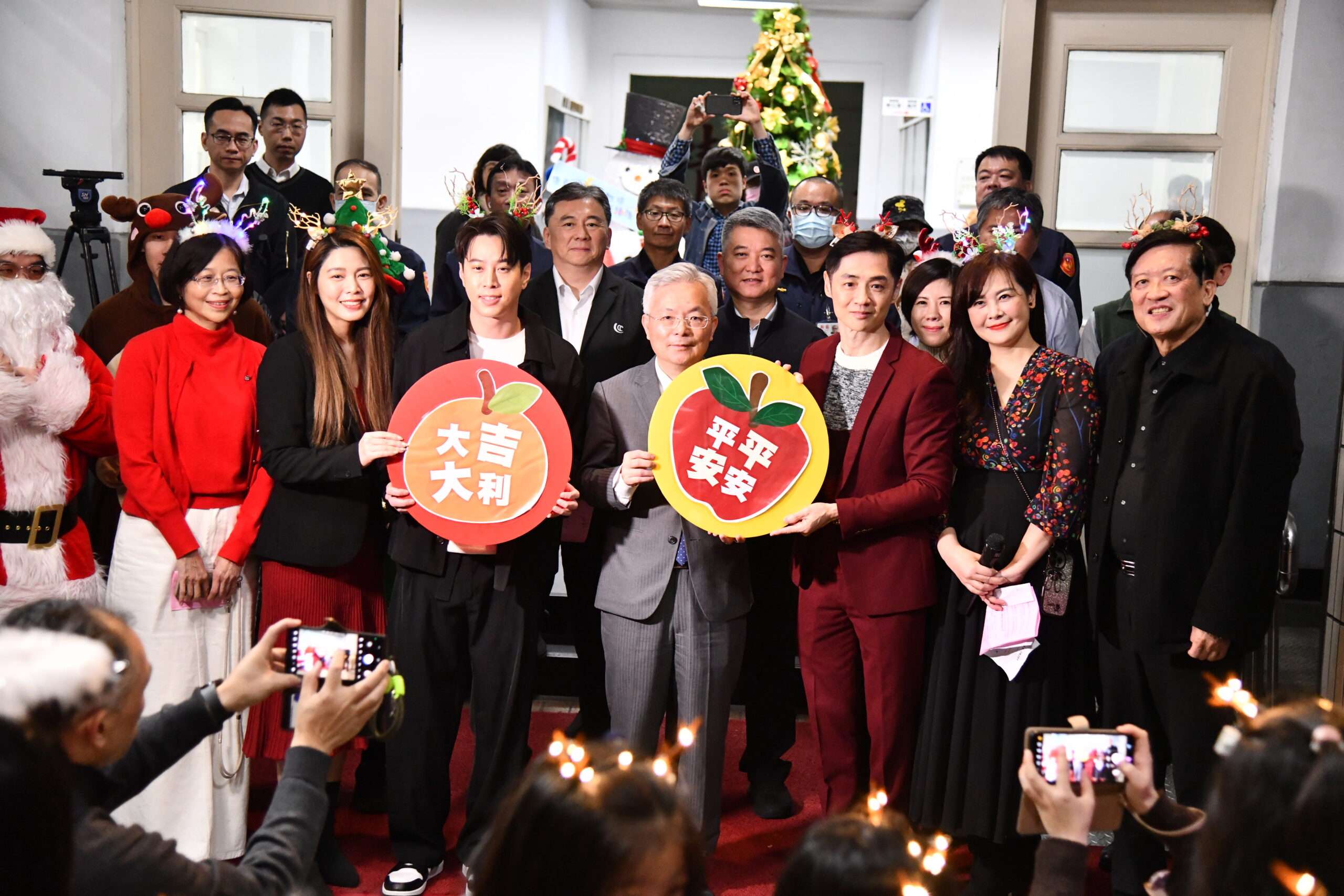 教會攜手藝人赴警政署報佳音 為波麗士加油打氣 S 43016738 scaled