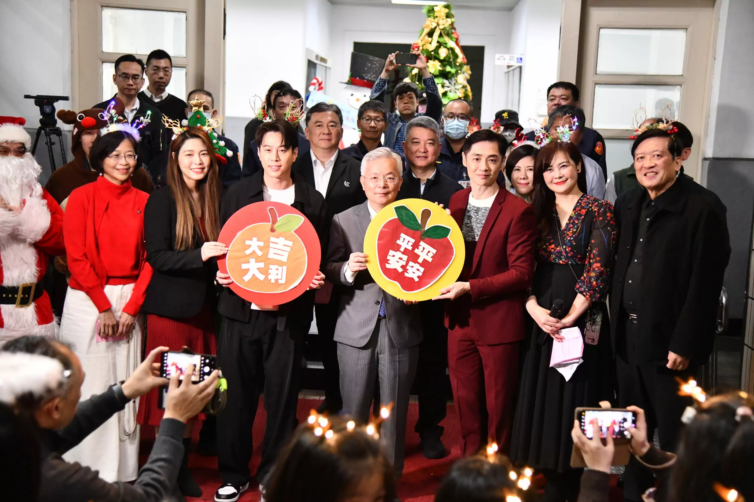 教會攜手藝人赴警政署報佳音 為波麗士加油打氣 教會攜手藝人赴警政署報佳音 為波麗士加油打氣