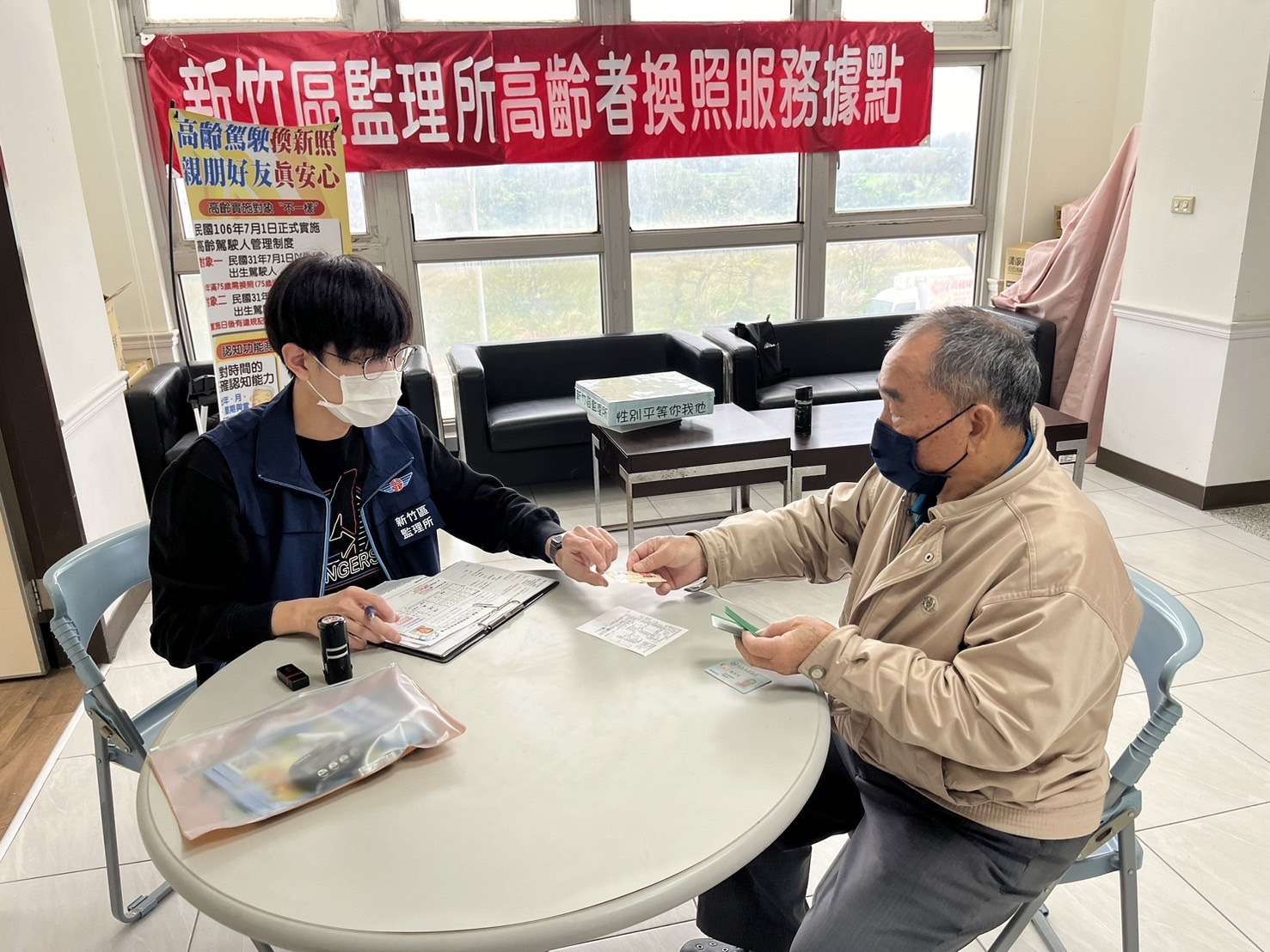 中壢監理站鼓勵高齡者自願繳回駕照 送100元全聯禮券