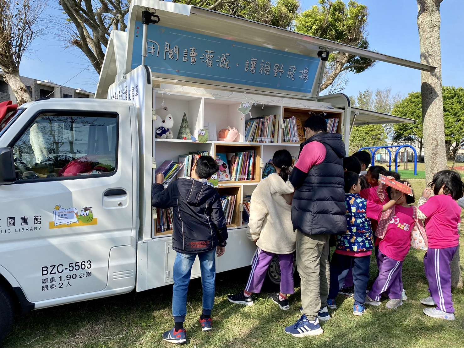 將書香傳入偏鄉角落 桃園在地企業暖心捐行動圖書車 S 67027053 0