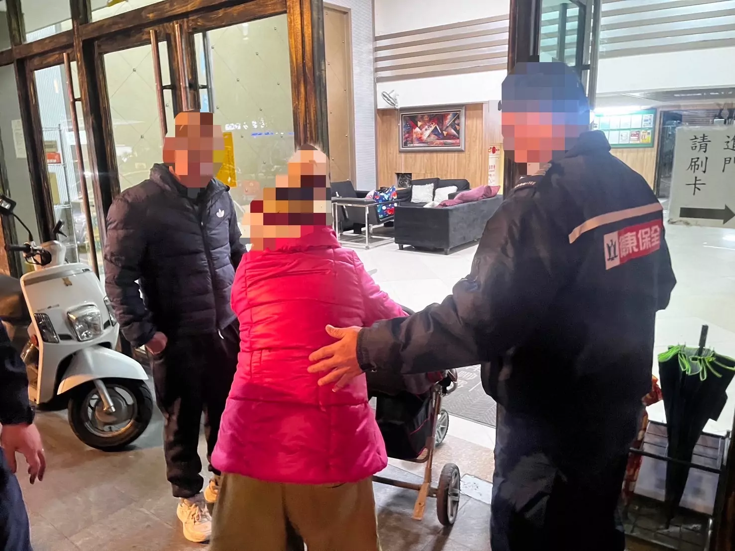 7旬婦外出體力不支無助站路旁 楊梅警暖心助返家 7旬婦外出體力不支無助站路旁 楊梅警暖心助返家
