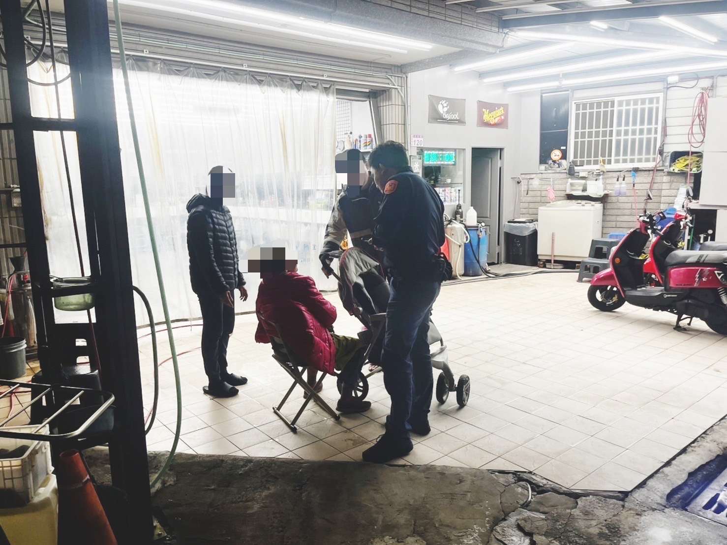7旬婦外出體力不支無助站路旁 楊梅警暖心助返家 S 70484006 0