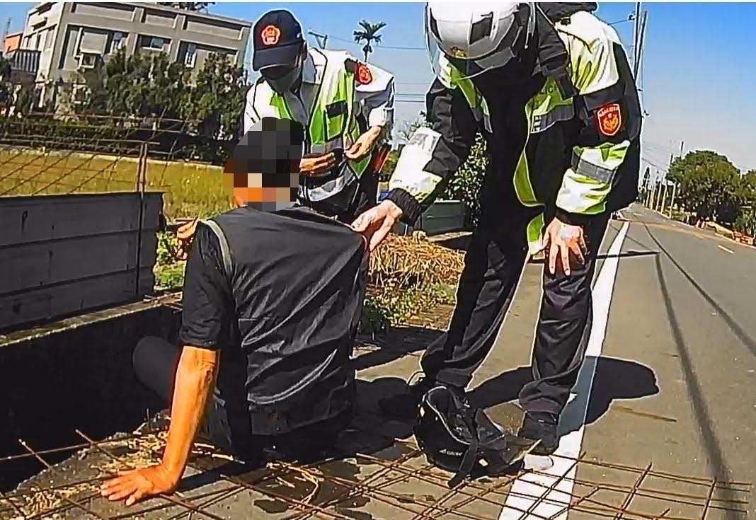 高齡翁1原因連人帶車摔水溝 楊梅警即刻救援 S 70582308 0