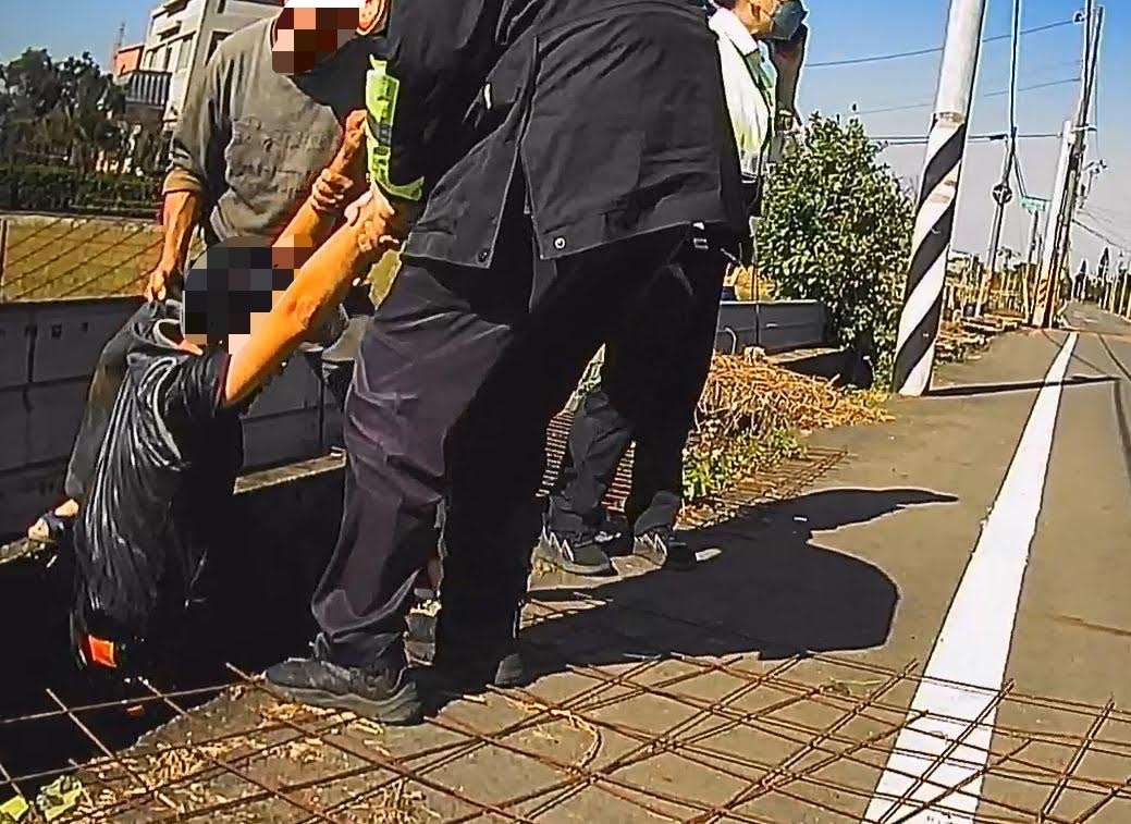 高齡翁1原因連人帶車摔水溝 楊梅警即刻救援 S 70582309 0