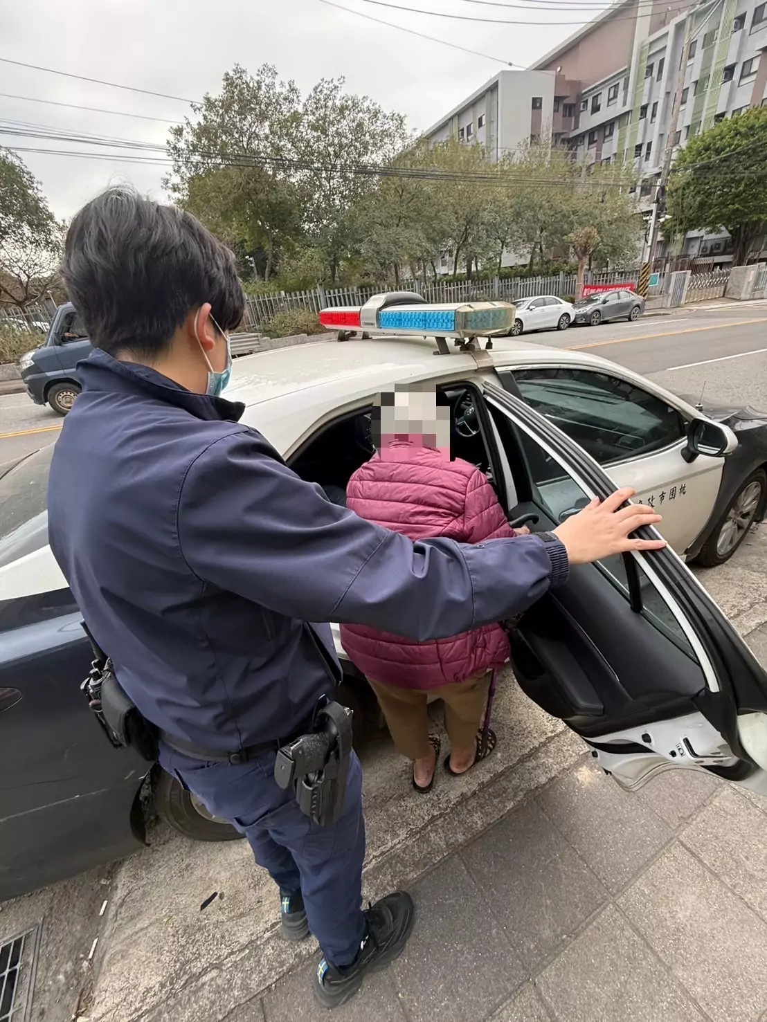 失智婦「想家」偷溜出門 楊梅警及時伸援 S 71205019 0